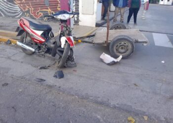 Una mujer herida en Capital tras chocar en su moto con un carro