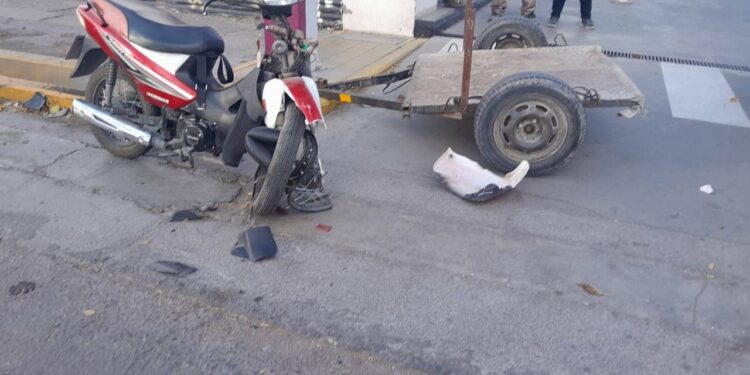 Una mujer herida en Capital tras chocar en su moto con un carro