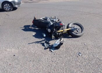 Trasladan a un motociclista al Hospital tras una fuerte colisión en Rawson