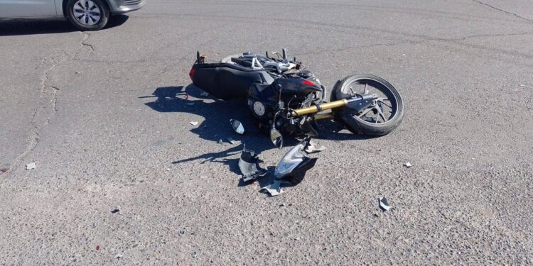 Trasladan a un motociclista al Hospital tras una fuerte colisión en Rawson