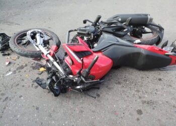 Un joven sufrió graves heridas tras chocar en su moto con un colectivo en Chimbas