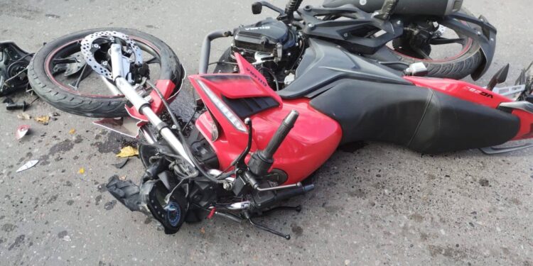 Un joven sufrió graves heridas tras chocar en su moto con un colectivo en Chimbas