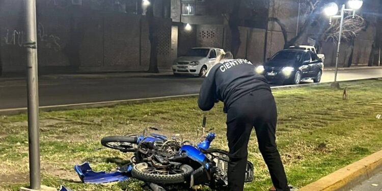 Choque y fuga en Capital: Un hombre quedó inconsciente en grave estado