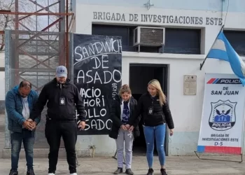 VIDEO: Veinticinqueños fueron detenidos por robar un cartel en Caucete