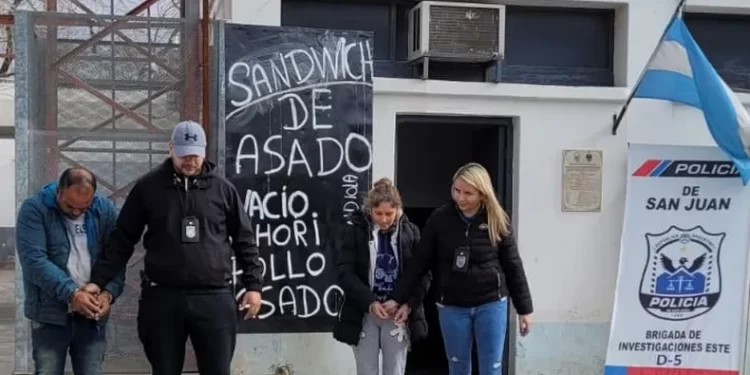 VIDEO: Veinticinqueños fueron detenidos por robar un cartel en Caucete