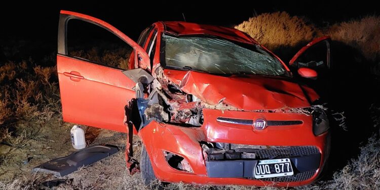 Vuelco en 25 de Mayo: chocaron con una cabra en la Ruta 20 y volcaron