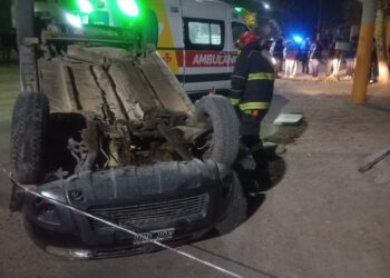 Impresionante choque de dos camionetas y vuelco: Un hombre quedó hospitalizado