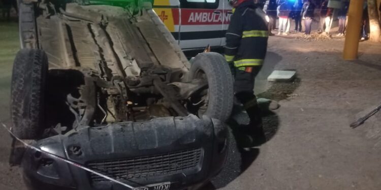 Impresionante choque de dos camionetas y vuelco: Un hombre quedó hospitalizado