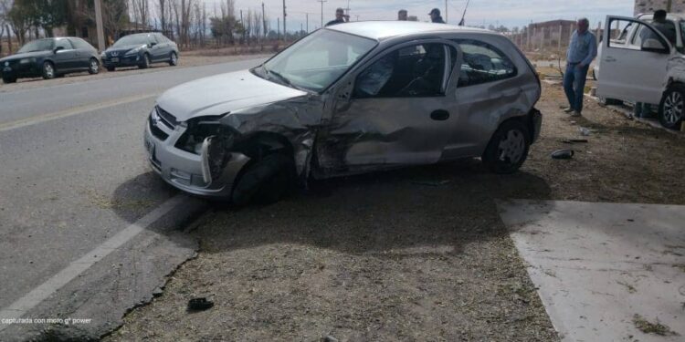 Violenta colisión entre un auto y una camioneta en 9 de Julio dejó a tres lesionados
