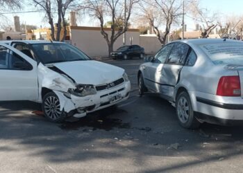 Fuerte colisión entre dos autos en Rivadavia: Hospitalizan a uno de los conductores