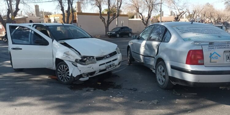 Fuerte colisión entre dos autos en Rivadavia: Hospitalizan a uno de los conductores