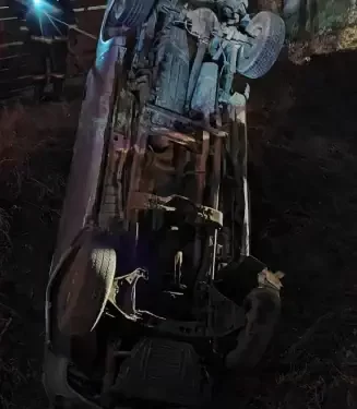 Tragedia: Dos muertos y tres heridos tras violento vuelco de una camioneta