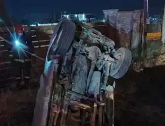 Tragedia: Dos muertos y tres heridos tras violento vuelco de una camioneta