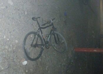 Dos heridos graves tras impactante choque entre una moto y bicicleta en Chimbas