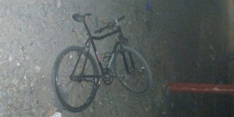 Dos heridos graves tras impactante choque entre una moto y bicicleta en Chimbas
