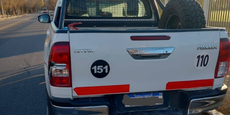 Jovencito chocó con una camioneta estacionada en Capital y se quebró