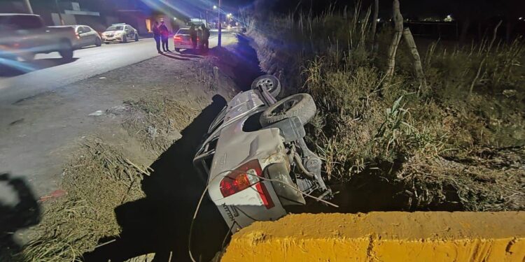 Tres personas heridas tras impactante vuelco en Santa Lucía: Bebé se salvó de milagro