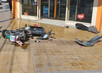 Una moto terminó en la vereda tras ser embestida por un auto en Capital