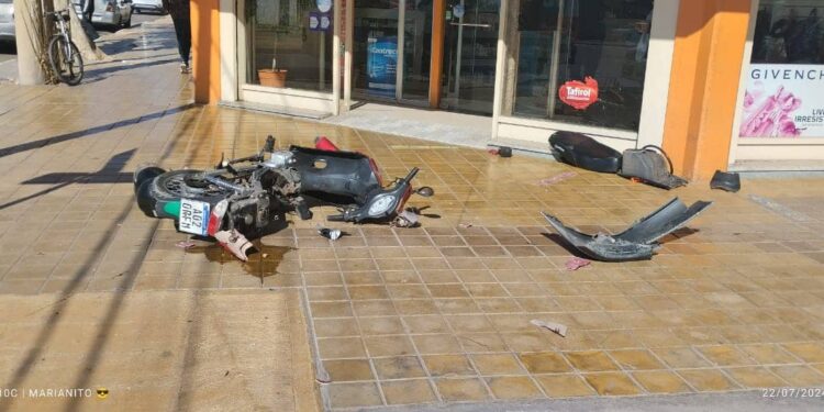 Una moto terminó en la vereda tras ser embestida por un auto en Capital