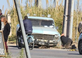 VIDEO: Impactante accidente en Caucete dejó a una camioneta en un desagüe