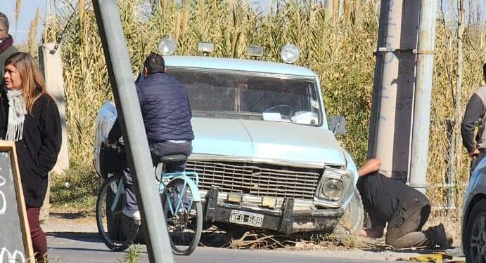 VIDEO: Impactante accidente en Caucete dejó a una camioneta en un desagüe