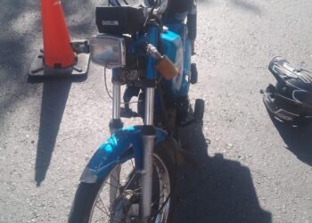 Un fuerte choque en Capital dejó herido a un motociclista