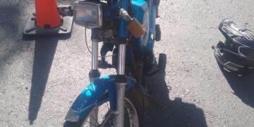 Un fuerte choque en Capital dejó herido a un motociclista