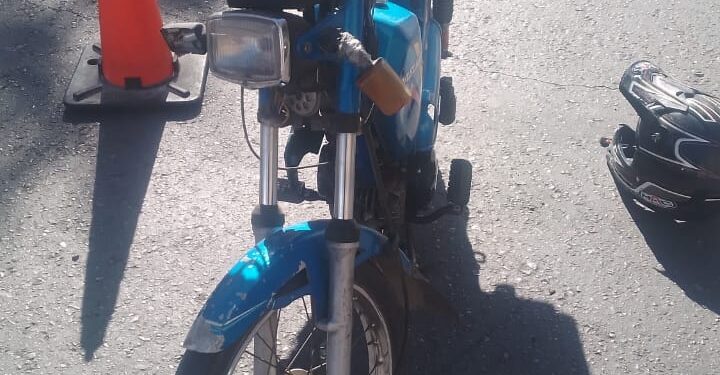 Un fuerte choque en Capital dejó herido a un motociclista