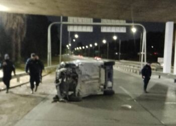 Impactante: Se le salió la rueda del auto, volcó y chocó a otro vehículo