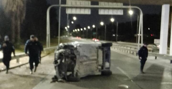 Impactante: Se le salió la rueda del auto, volcó y chocó a otro vehículo