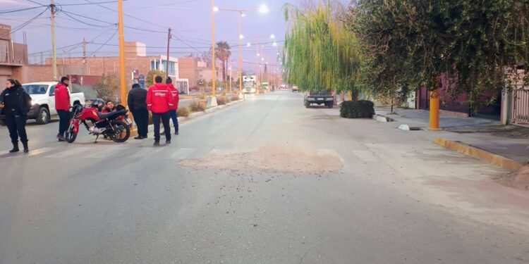 Trasladan al Rawson a un motociclista tras chocar con un poste en Santa Lucía