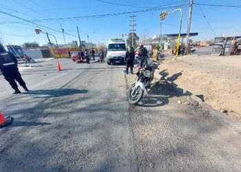 Una mujer con lesiones graves tras choque de dos motos en Rawson