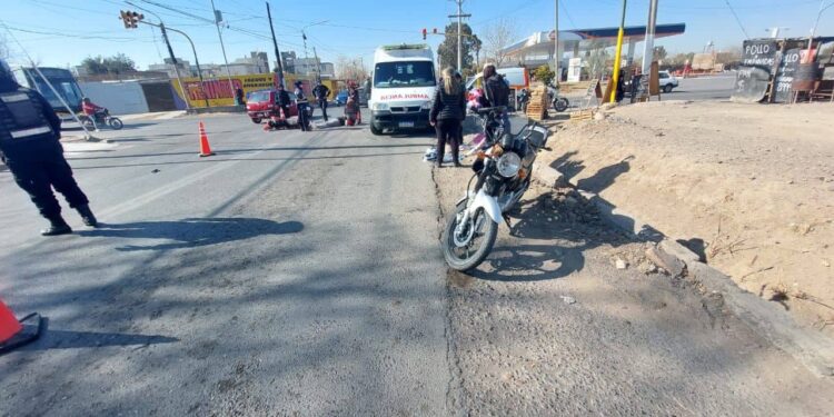 Una mujer con lesiones graves tras choque de dos motos en Rawson