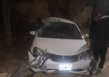 Conductor ebrio, de 22 años, perdió el control y destrozó su auto contra un árbol