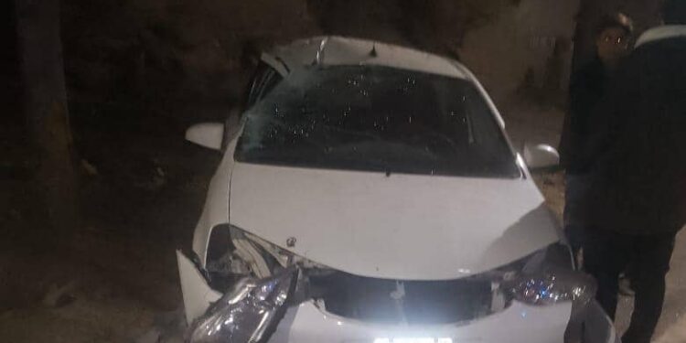 Conductor ebrio, de 22 años, perdió el control y destrozó su auto contra un árbol