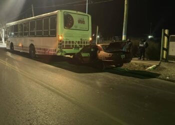 Cuatro personas hospitalizadas tras chocar con un colectivo estacionado en Albardón