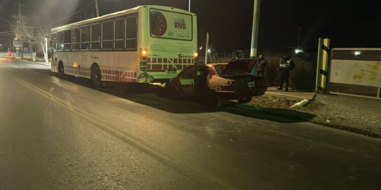 Cuatro personas hospitalizadas tras chocar con un colectivo estacionado en Albardón