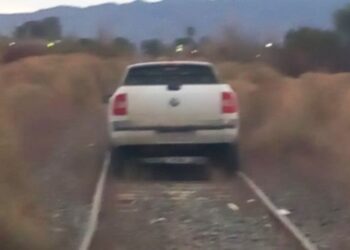 Ataque mafioso: Roban un vehículo y lo dejan en las vías por donde pasa el tren