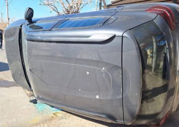 Accidente de tránsito en Rawson: Un auto quedó volcado con un menor adentro