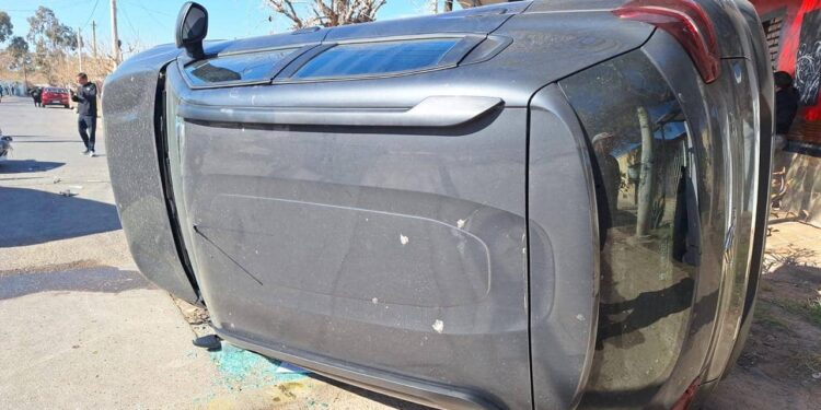 Accidente de tránsito en Rawson: Un auto quedó volcado con un menor adentro