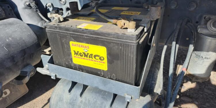 Un policía sanjuanino fue detenido por robar una bateria de un camión