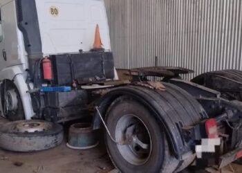 Conmoción: un hombre arreglaba un camión, se le cayó encima y murió aplastado