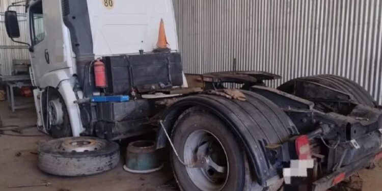 Conmoción: un hombre arreglaba un camión, se le cayó encima y murió aplastado