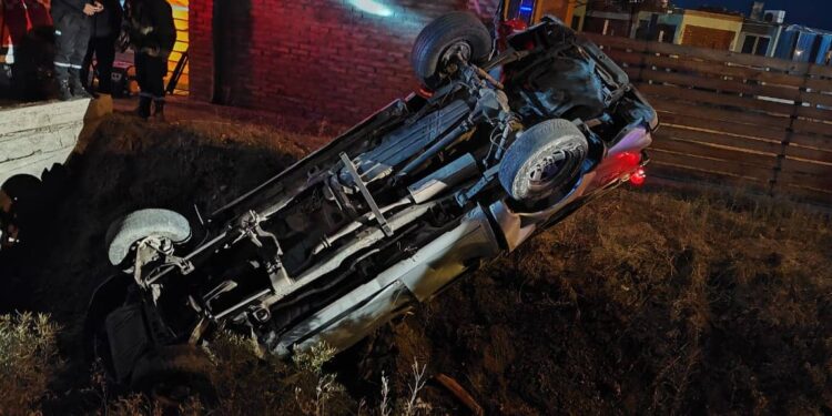 Impactantes imágenes del vuelco fatal que dejó dos muertos y tres heridos