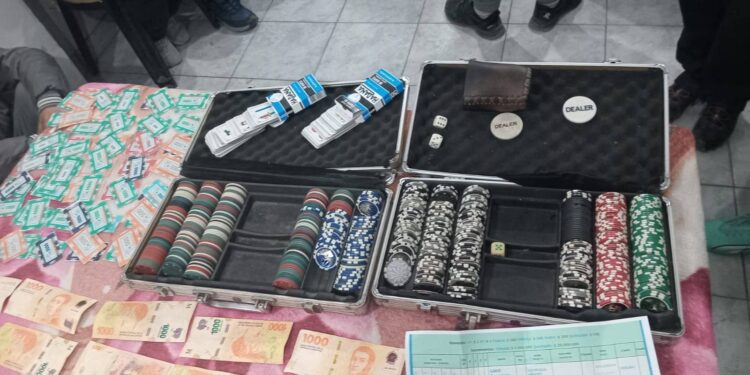 Clausuran salón de juegos clandestinos en Sarmiento y detienen a 18 Personas