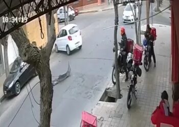 Chocaron dos autos en pleno centro de la ciudad
