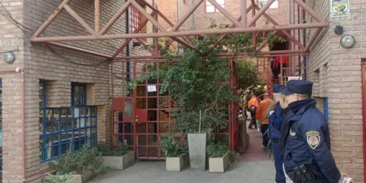 Encuentran muerta a una pareja y a su hija en un departamento: se habrían intoxicado