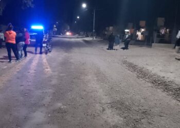Un niño de 5 años soltó la mano de su mamá y lo atropelló una moto: Fue internado