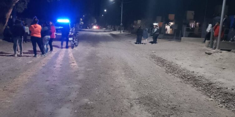 Un niño de 5 años soltó la mano de su mamá y lo atropelló una moto: Fue internado