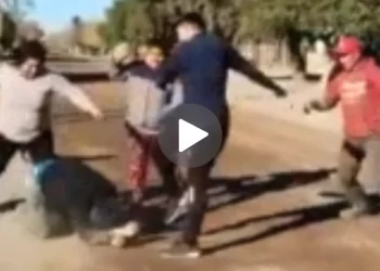 VIDEO: Rebencazos, piñas y patadas a un ladrón que robó una garrafa y un parlante